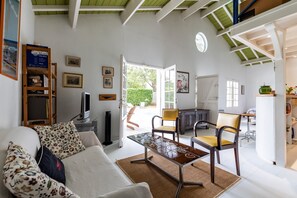 TV - La Maison des Voyages – Loft with Private Pool in the Heart of the Vineyards (Saint-Aubin-de-Branne)