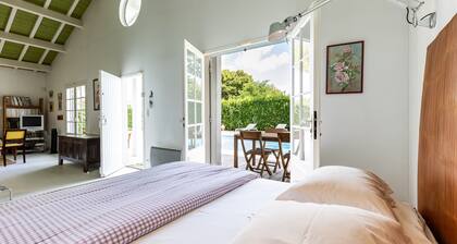 La Maison des Voyages – Loft with Private Pool Amidst the Vineyards