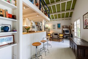 Dining - La Maison des Voyages – Loft with Private Pool in the Heart of the Vineyards (Saint-Aubin-de-Branne)