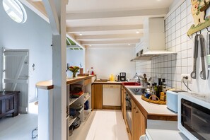 Een koelkast, een magnetron, een oven, een kookplaat