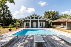 Pool - La Maison des Voyages – Loft with Private Pool in the Heart of the Vineyards (Saint-Aubin-de-Branne)