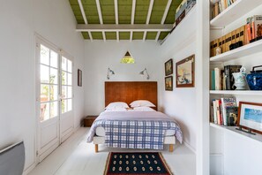 1 bedroom, WiFi, bed sheets - La Maison des Voyages – Loft with Private Pool in the Heart of the Vineyards (Saint-Aubin-de-Branne)