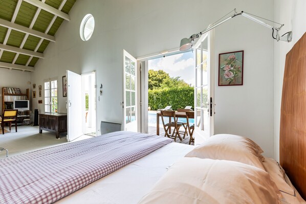 1 bedroom, WiFi, bed sheets - La Maison des Voyages – Loft with Private Pool in the Heart of the Vineyards (Saint-Aubin-de-Branne)