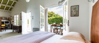 La Maison des Voyages – Loft with Private Pool Amidst the Vineyards