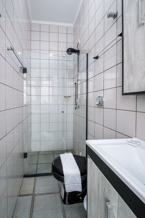 Basic Apartment | Bathroom