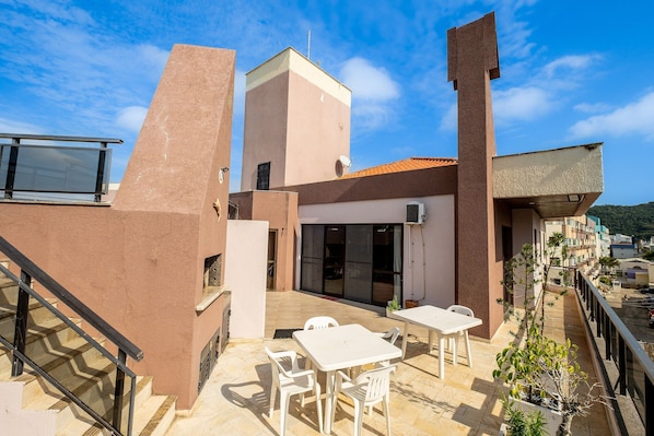 Basic Apartment | Outdoor dining