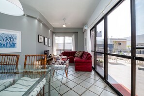 Basic Apartment | Living area