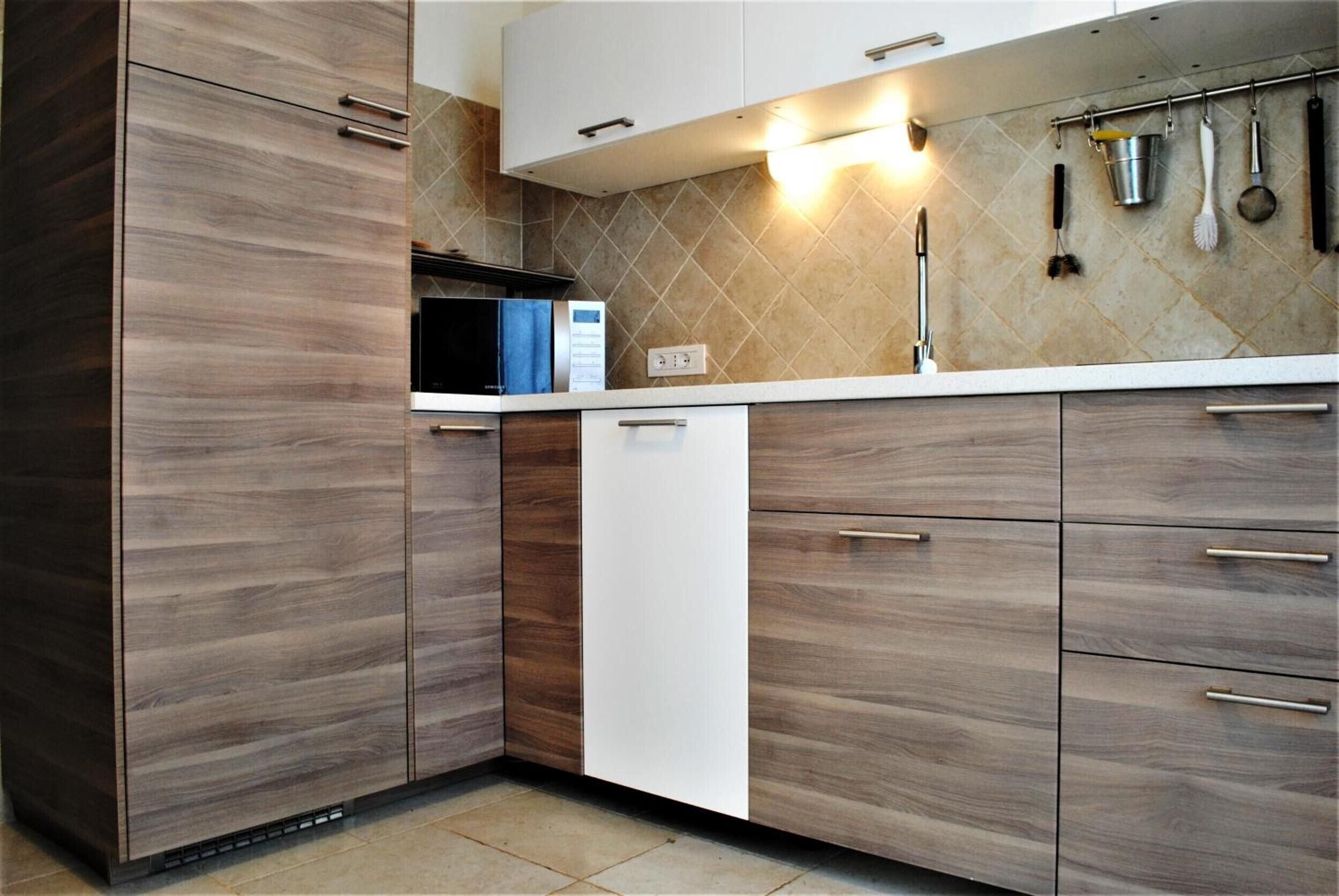 Réfrigérateur, micro-ondes, plaque de cuisson, lave-vaisselle