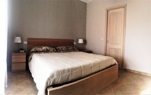 3 chambres, fer et planche à repasser, Wi-Fi, draps fournis