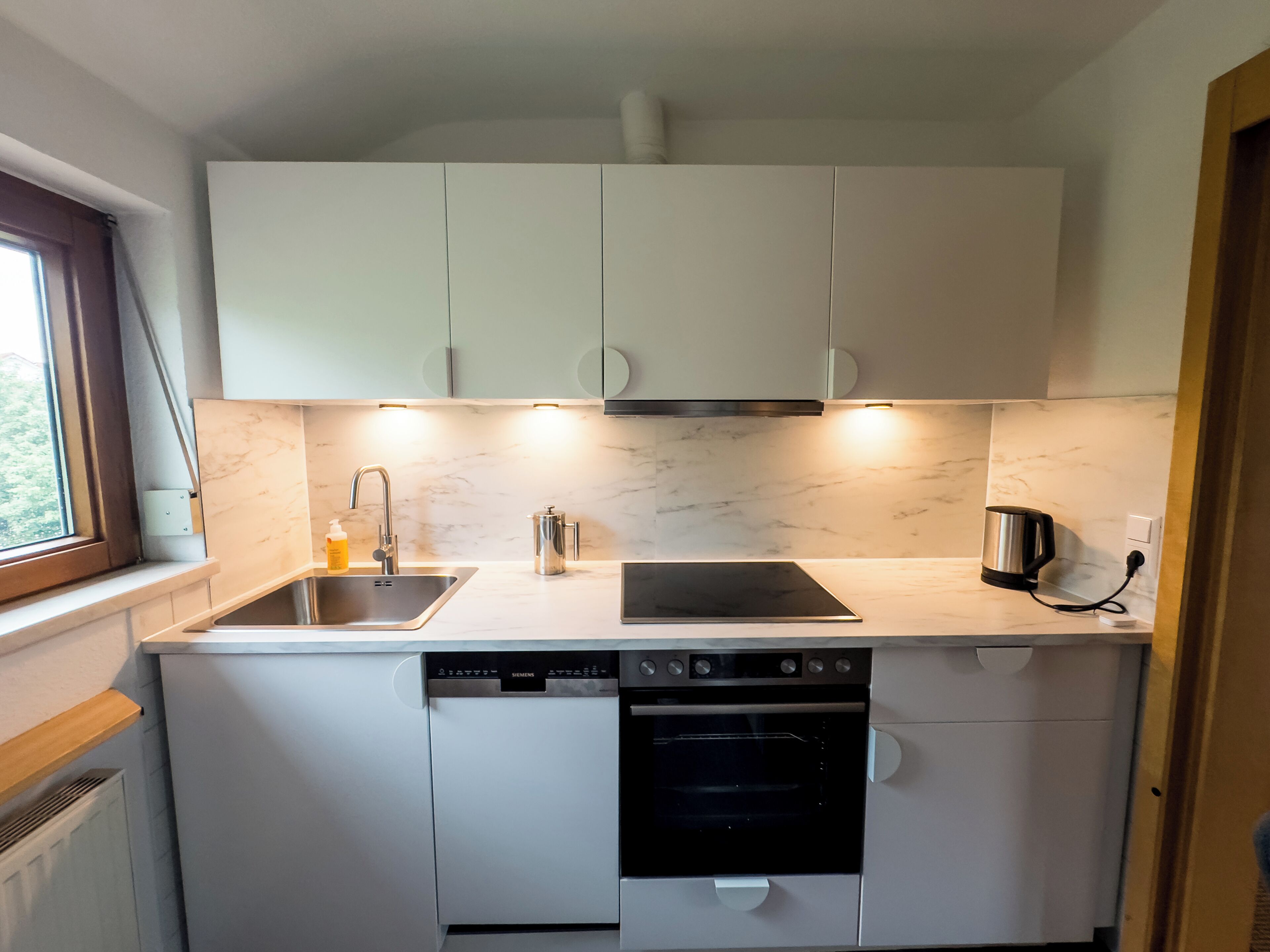 Een koelkast, een oven, een kookplaat, een vaatwasser