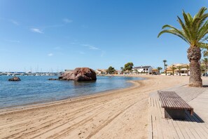 Una spiaggia nelle vicinanze