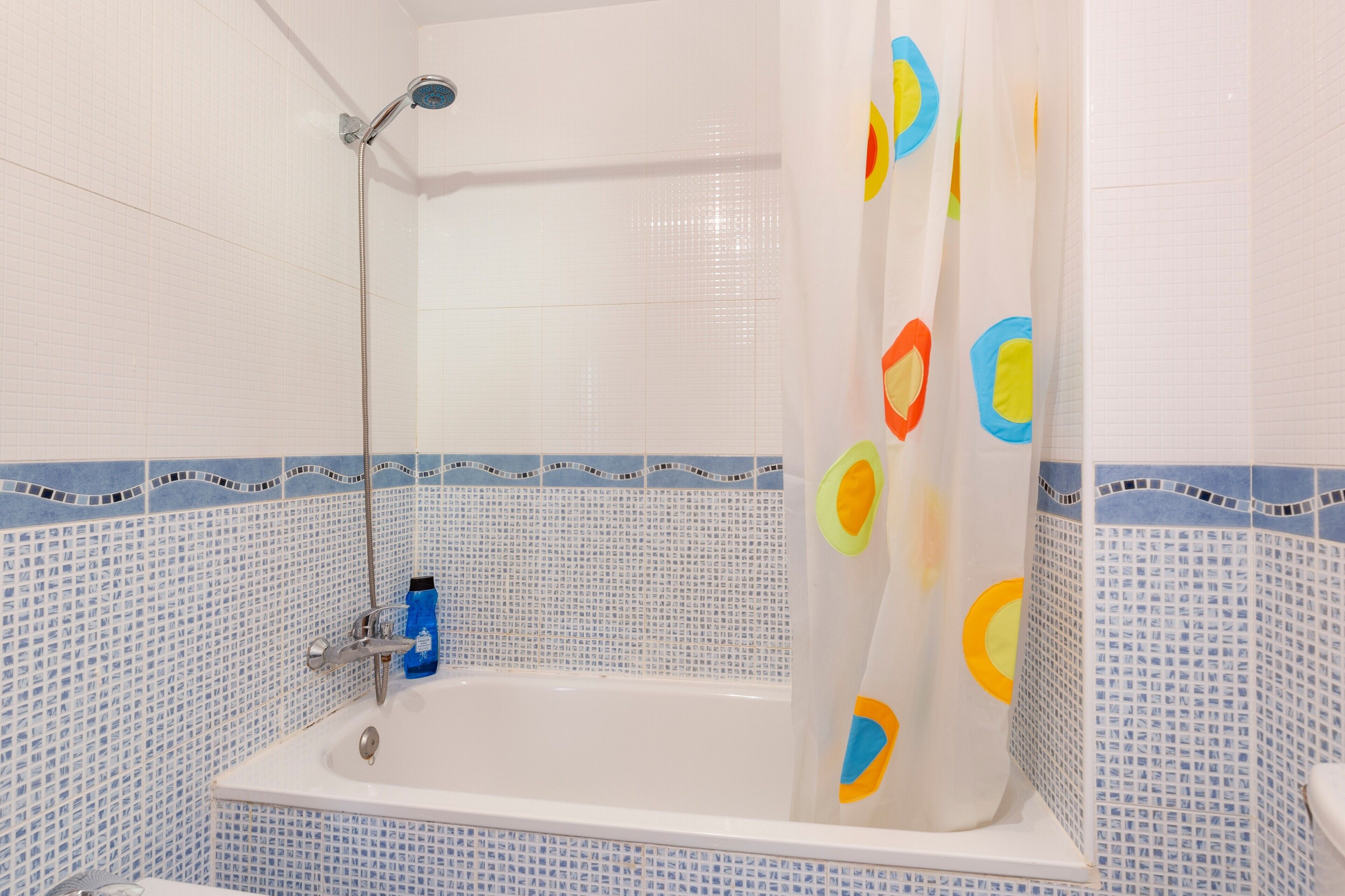 Ein Badezimmer mit Dusche, Badewanne und Toilette.