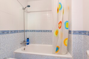 Een douche, handdoeken