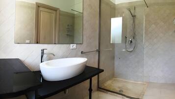 Een douche, een haardroger, handdoeken