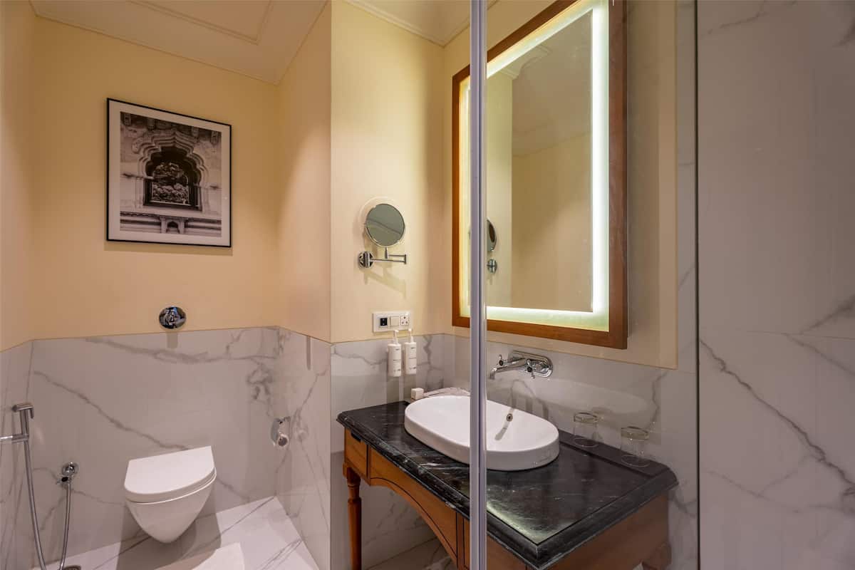 Cottage, 1 Bedroom | Bathroom | Shower, rainfall showerhead, free toiletries, hair dryer