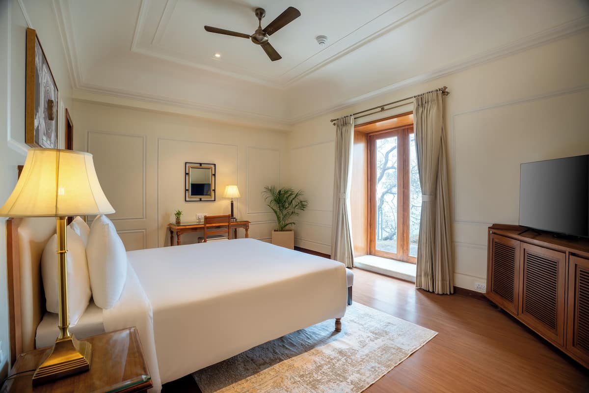 Executive Suite, Smoking | Premium bedding, down comforters, Select Comfort beds, minibar