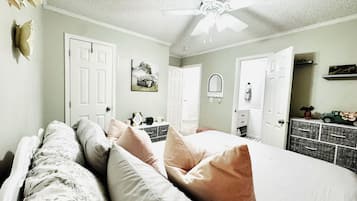 4 bedrooms, iron/ironing board, WiFi, bed sheets