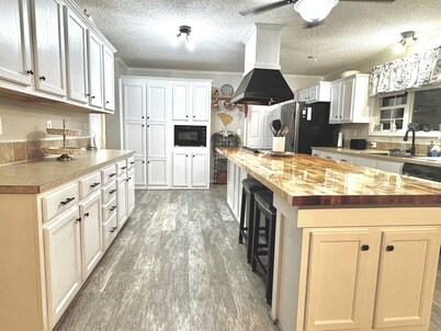 4BD | 3BTH | Pool | HotTub | Games |5Miles to I-95