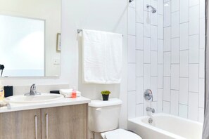 Ensemble douche/baignoire, douche à « effet pluie »