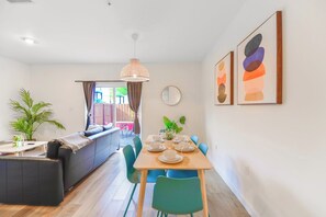 Maison mitoyenne Familiale, 3 chambres, patio | Salle à manger