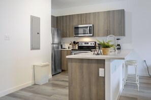 Private kitchen - Prime Townhouses Near Design District (North Miami Beach)