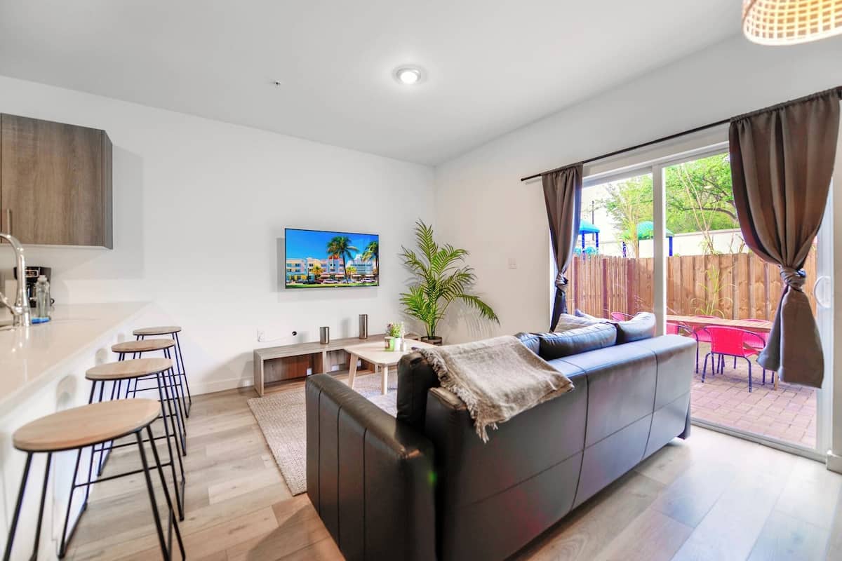 Family Townhome, 3 Bedrooms, Patio | Living area