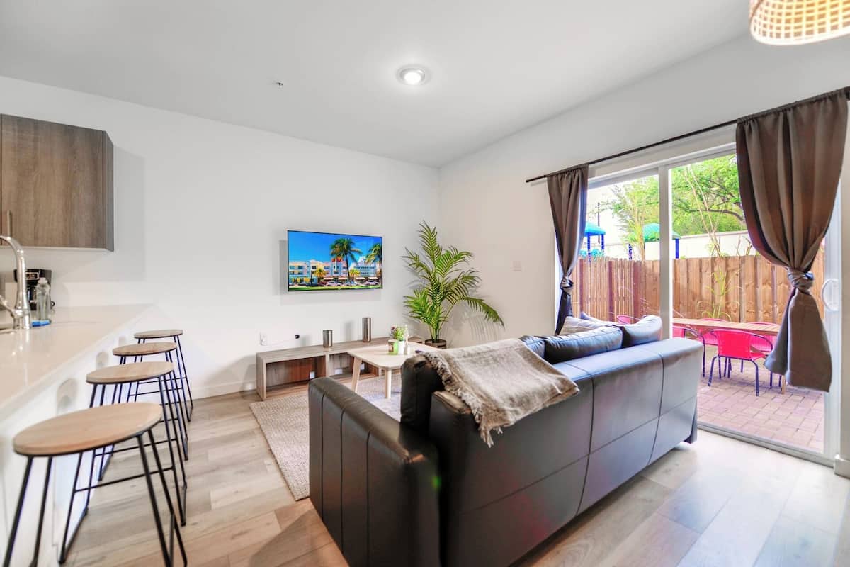 Townhome för familj - 3 sovrum - uteplats | Vardagsrum | 60-tums platt-tv med kabelkanaler