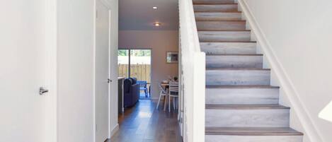 Televisión de pantalla plana de 60 pulgadas con canales por cable