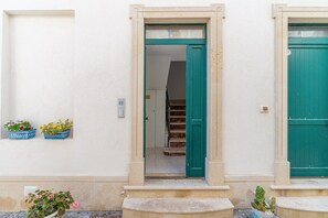 Exterior detail - 'Elvi Suite Sea View' Apartment with Sea View, Private Terrace and Air Conditioning (marzamemi)