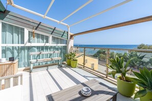 Terrace/patio - 'Elvi Suite Sea View' Apartment with Sea View, Private Terrace and Air Conditioning (marzamemi)
