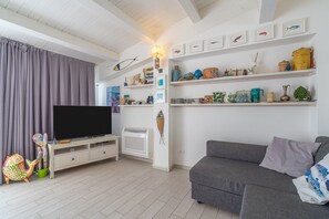 TV - 'Elvi Suite Sea View' Apartment with Sea View, Private Terrace and Air Conditioning (marzamemi)