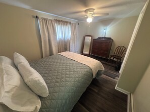 2 habitaciones, tabla de planchar con plancha y cuna de viaje 