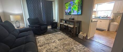 Una Smart TV, una chimenea, libros