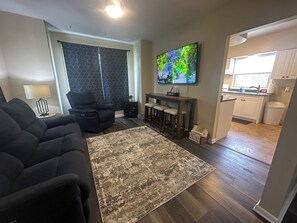 تلفزيون ذكي، مدفأة، كُتُب