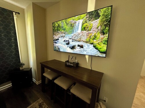 Peaceful 2BR Cottage-Big Backyard Deck, WiFi, Big TV! Parks, Museums, PIT Int’l.