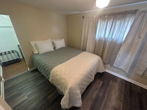 2 chambres, fer et planche à repasser, lit de bébé portatif