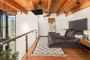 3 habitaciones, escritorio, tabla de planchar con plancha y wifi