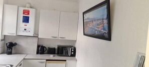 Lemari es, microwave, oven, dan kompor