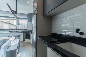 Geladeira, micro-ondas, fogão, cooktop