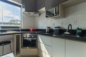 ثلاجة، ميكروويف، فرن، موقد طهي مسطح