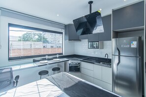 Frigorifero, microonde, forno, piano cottura