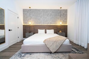 4 bedrooms, iron/ironing board, free WiFi, bed sheets