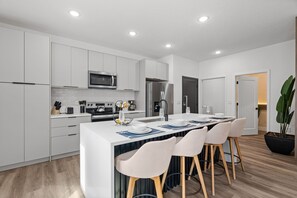 Geladeira, micro-ondas, fogão, cooktop