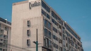 Un immeuble à plusieurs étages dont la façade porte l’inscription « Cenitalia’s ».