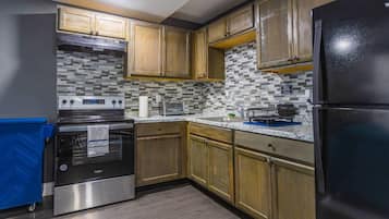 Geladeira, micro-ondas, fogão, cooktop