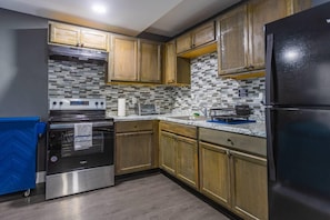 Kjøleskap, mikrobølgeovn, ovn og kokeplater