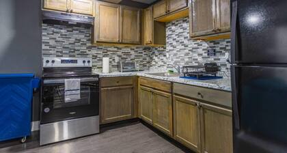 Remodeled 4-bedroom house near downtown Dallas with WiFi, AC