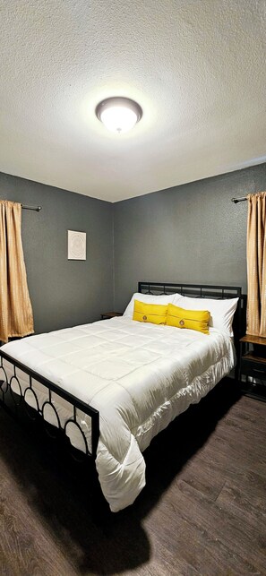 4 bedrooms, desk, iron/ironing board, free WiFi