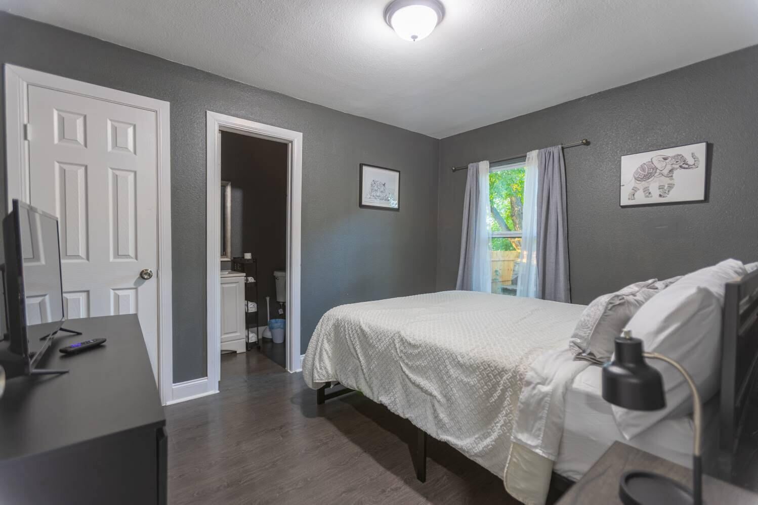 4 bedrooms, desk, iron/ironing board, free WiFi