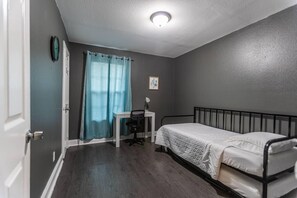 4 habitaciones, escritorio, tabla de planchar con plancha y wifi gratis